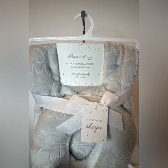 New Warm And Cozy Embossed Baby Blanket Elep Neck Pillow Set 30x40 White Fleece - Picture 2 of 8